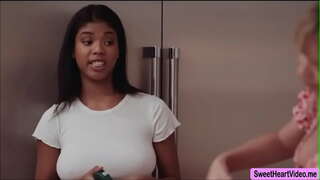 Stepdaughter ອິ Nacci ສັງເກດເບິ່ງວັນ DeArmond ປຸ່ນຂອງນາງຊຸ່ມກັນ