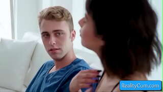 זען דעם קוטיע טין באַבע סאַקינג ריזיק שוואַרץ האָן און געטינג איר לאָך פינגערעד טיף