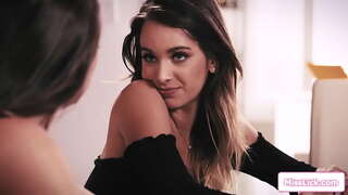 ���ுதர் மேலாதிக்க முதலாளி பார்க்க விரும்புகிறார் அவரது இறுக்கமான அழகி ஊழியர்கள் மார்பகங்கள் நெரிப்பத துளைத்து என்றால் அவர் விரும்புகிறார் வைத்து அவரது வேலை.அவள் செட் தன் மீது அவரது முழங்கால் நக்க அவளது