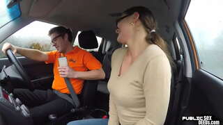 ���ອີລົກຍໍາຈາກທາງຫລັງຂອງນາງທາງຄູອາຈານ