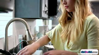 Veliki joški blondinka pride domov zgodaj, da svoje majhne joške gf in so proslavili s lezbični seks.Ti poljub in busty babe je rimmed in facesits ji