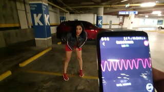 Liderlig pige finger hendes fisse på indkøbscentret parkeringsplads