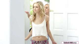 ���ንሽ tits ታዳጊ licked ከዚያም rimmed ነው lesbian የሚሰጡዋቸውን