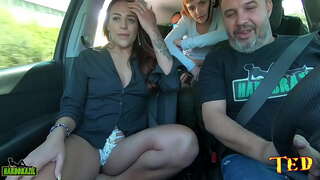 Автомобиль толук жана Жүрүштүн Сүйүү болуп калат голым кыймылда