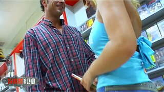 ���ນຸ່ມຜິວເນື້ອສີຂາແອສປາໂຍງກັບສະແດງ Manrique ນກັບທໍາມະຊາດມັກເລ່ນຍໍາຍາກໃນກົ້ນຢູ່ໃນວິດີໂອພັນ