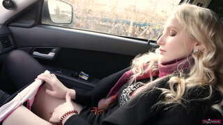 Estudiante de la chica grita en voz alta, como se corre después de masturbarse su coño.