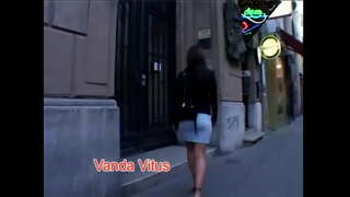 ברונעט שיינקייַט שרה בלוי מיט נאַטירלעך טיץ רידעס האָן אין אַלע שטעלעס