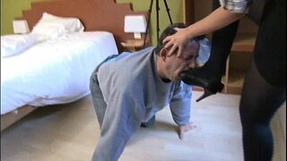 Feistres yn ei gwneud gwryw caethweision lyfu ei esgidiau sodlau uchel