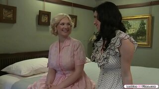 Loira peituda visitas de seus morena amigo e eles começam a falar sobre o tamanho de suas mamas.Depois disso,eles ficam com tesão e começam a beijar uns aos outros.A próxima é sua amiga chupa seus peitos e lambe sua buceta.Em troca, ela faz o mesmo com seu amigo.