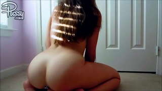 دسار الداعر على السجادة في المنزل